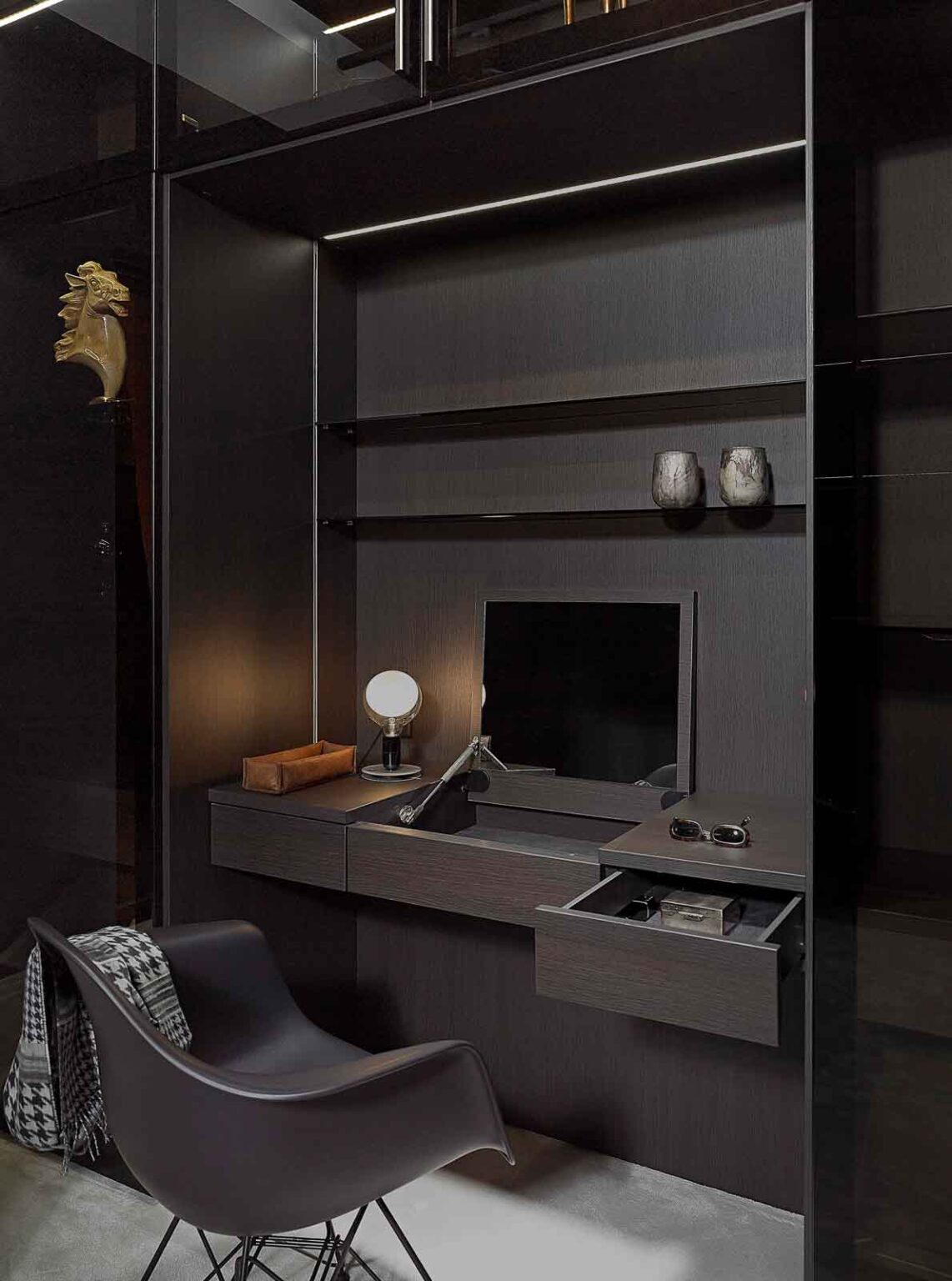 Ankleidezimmer mit Glasfronten – Frisiernische mit Spiegel und ausgezogener Schublade