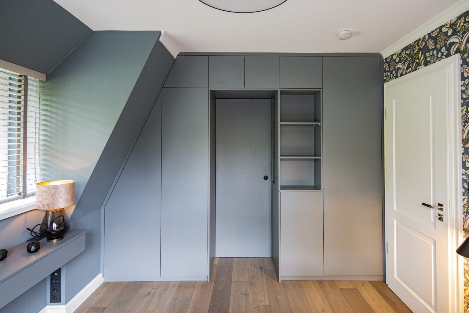 Projekt: Modernes Wohnen – Einbauschrank mit offenen Fächern unter der Dachschräge