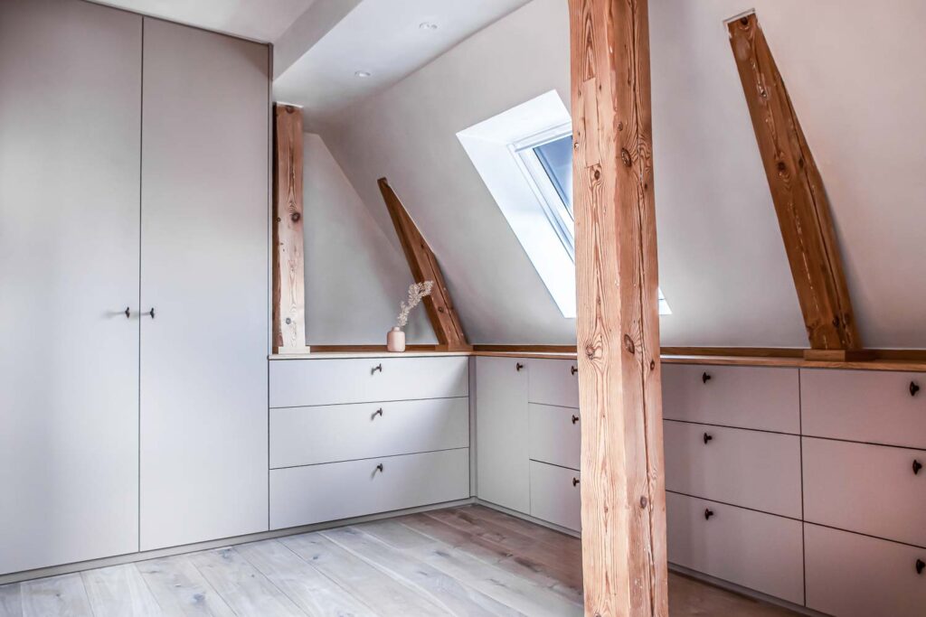 Ein einladendes Ankleidezimmer der Tischlerei Wendt