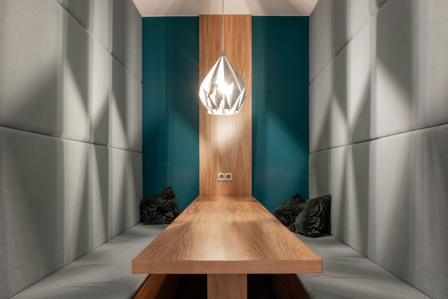 Projekt: MOIA Office II – Besprechungsnische mit langem Holztisch vor petrolfarbener Wand