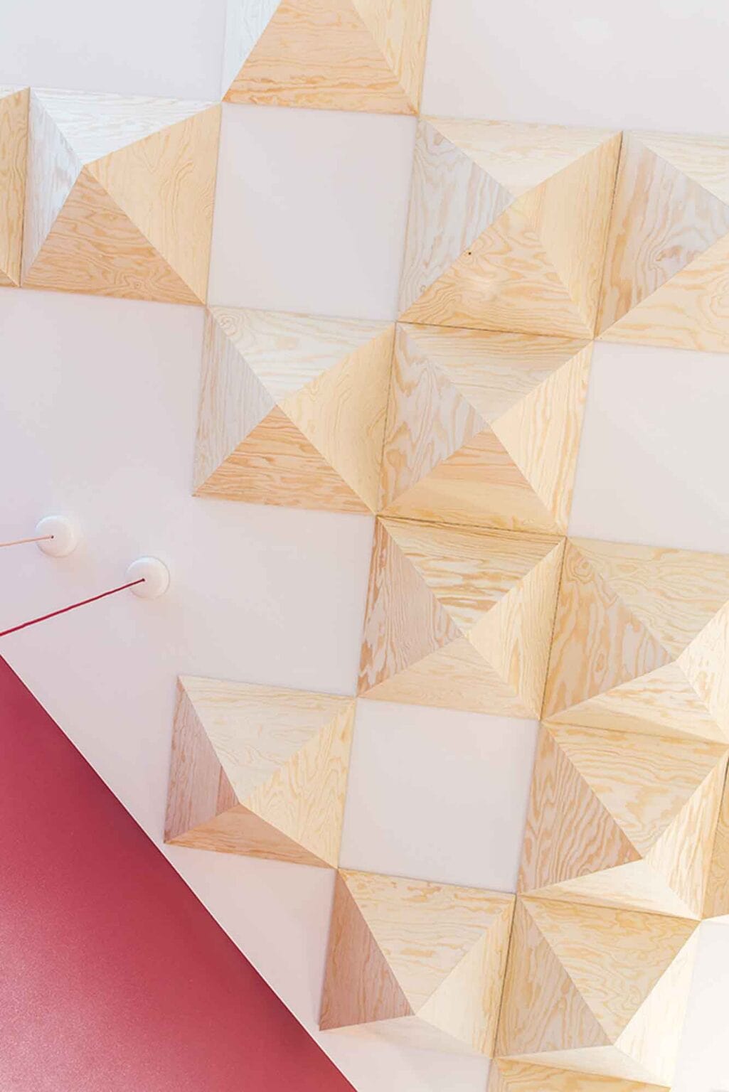 Projekt: MOIA Office I – Detail: Deckenelemente aus Holzpyramiden