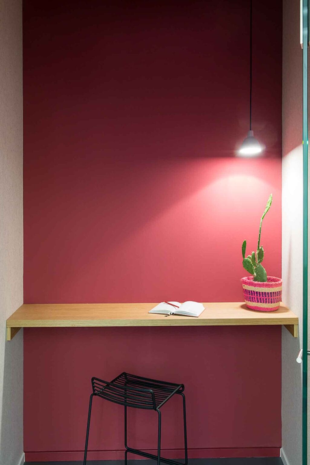 Projekt: MOIA Office I – rote Wandnische mit Holzablage und Hocker