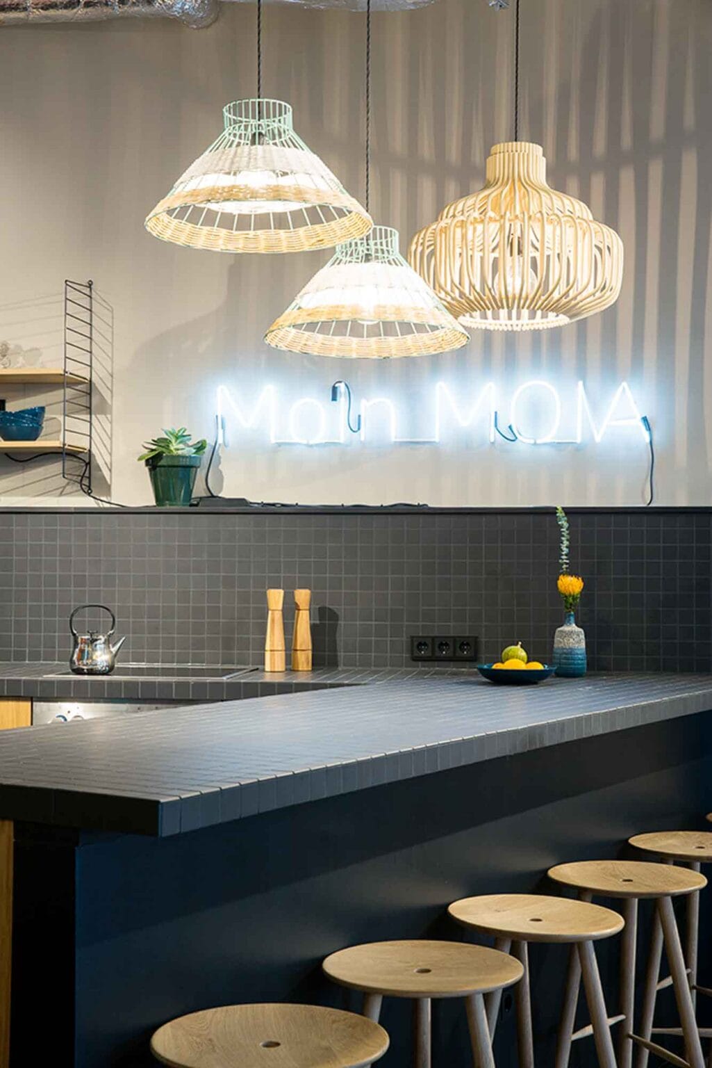 Projekt: MOIA Office I – Theke mit Barhockern und Leuchtschrift unter Geflechtleuchten