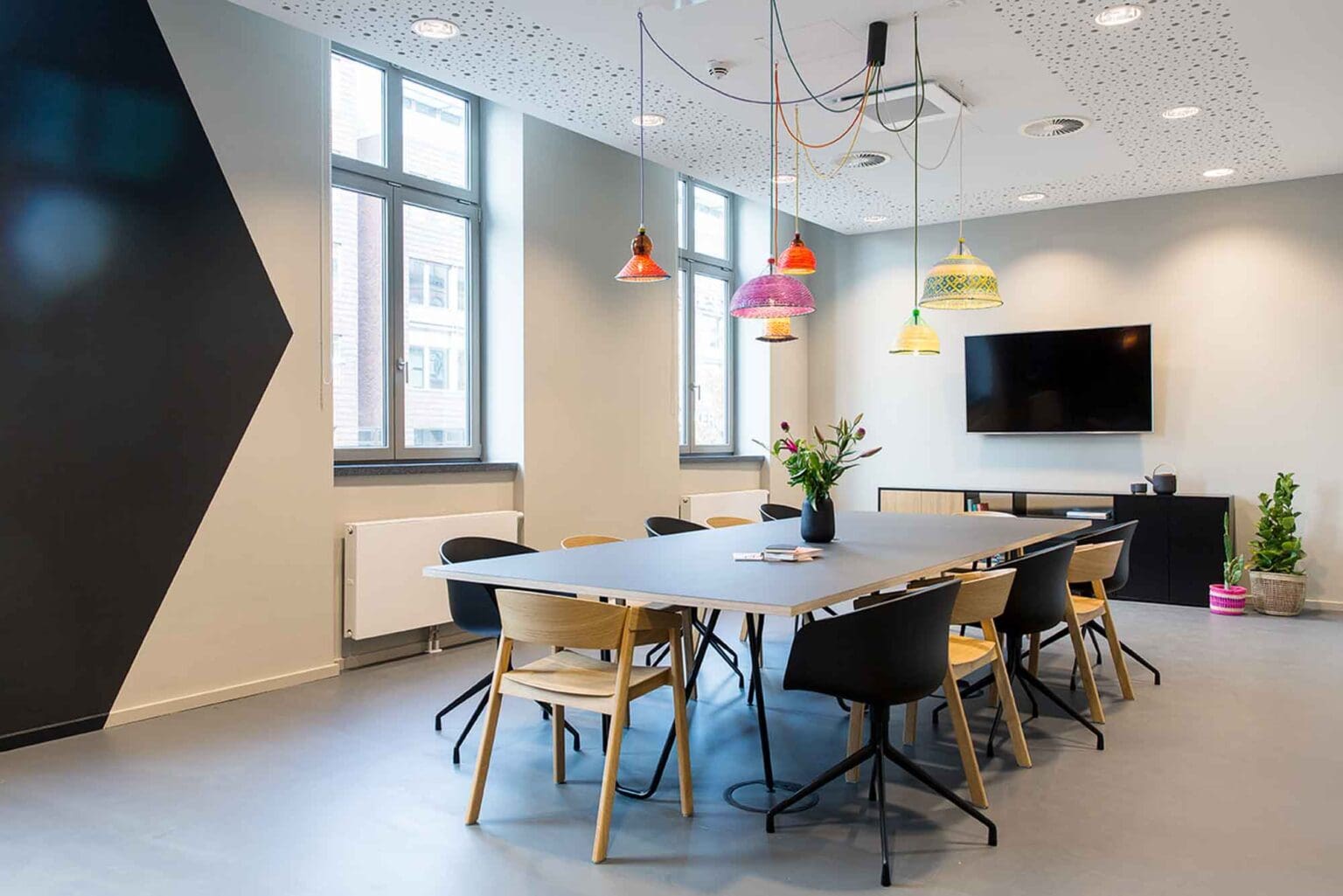 Projekt: MOIA Office I – Konferenzraum mit langem Tisch und bunten Pendelleuchten