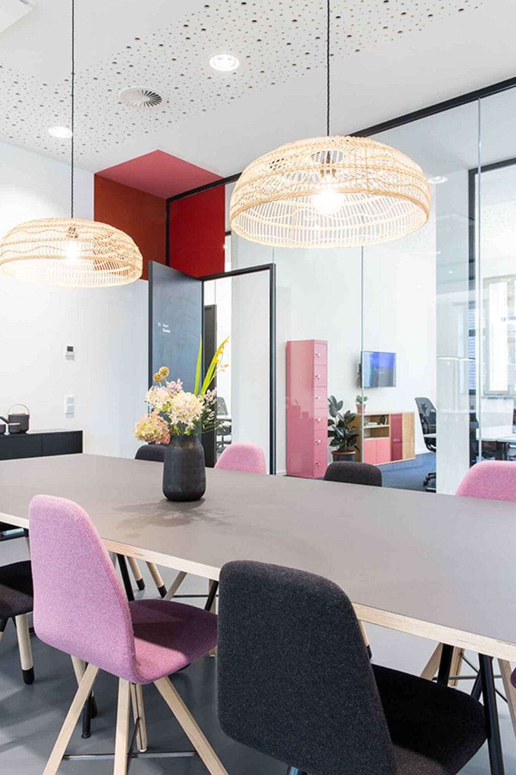 Projekt: MOIA Office I – Besprechungstisch unter Geflecht-Pendelleuchten