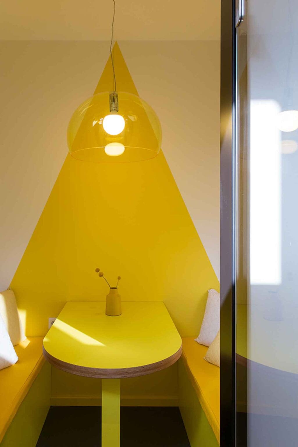 Projekt: MOIA Office I – gelbe Sitznische mit Tisch und Pendelleuchte