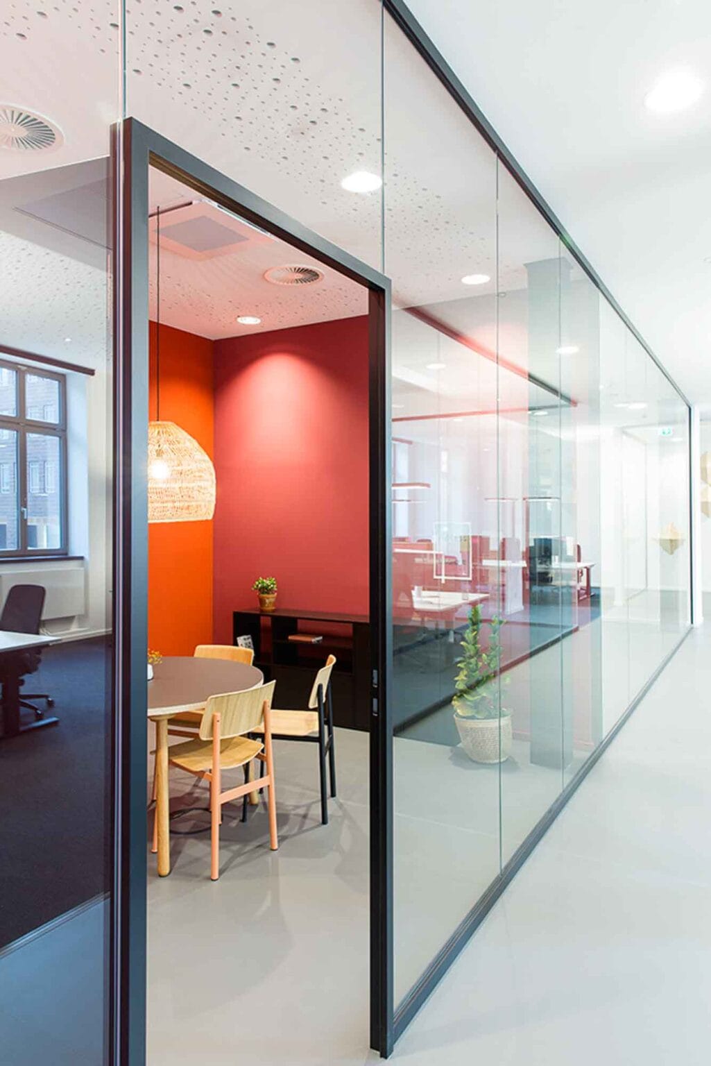 Projekt: MOIA Office I – Besprechungsraum hinter Glaswand mit roter Wand