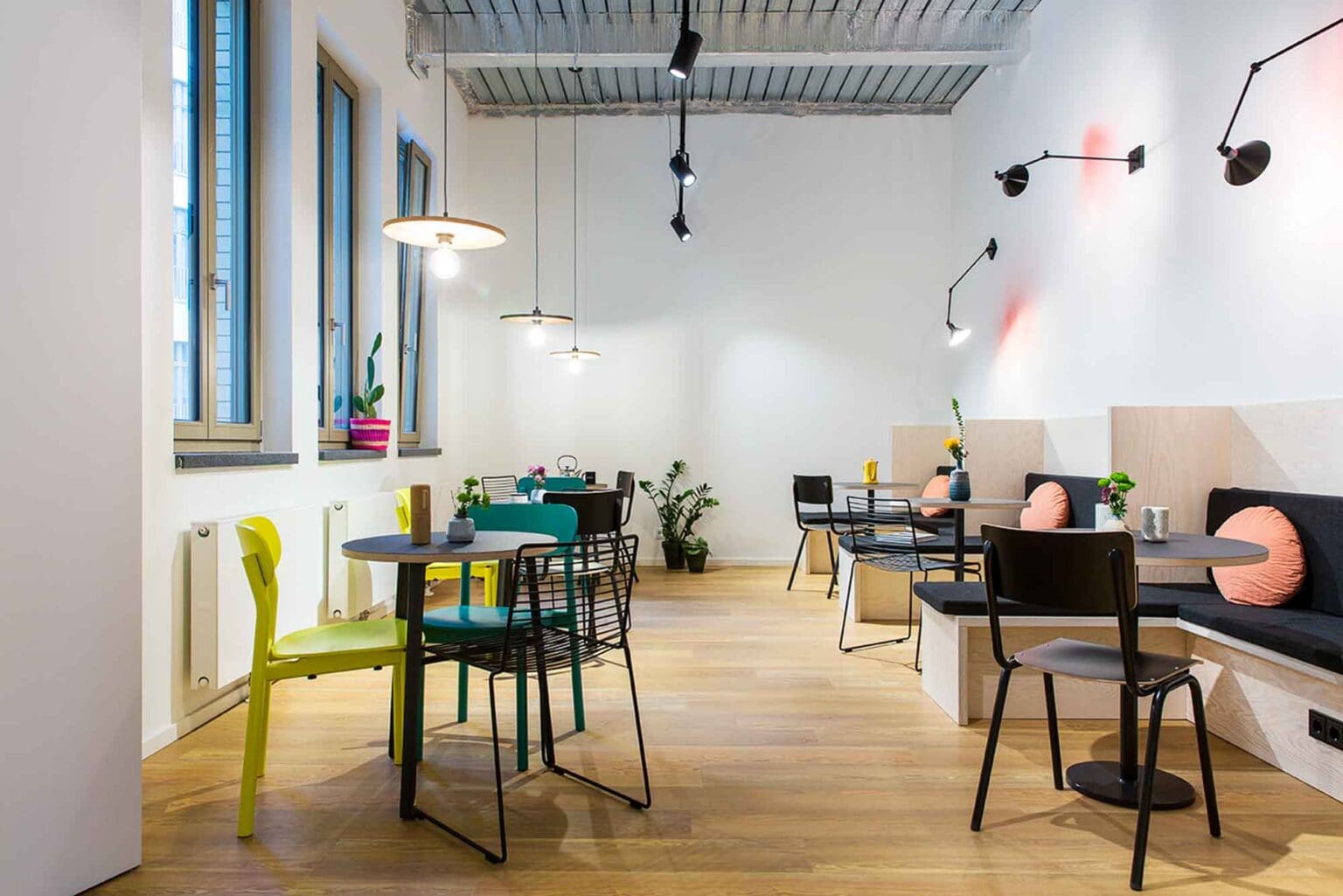 Projekt: MOIA Office I – Café-Bereich mit Tischen, Stühlen und Sitzbank