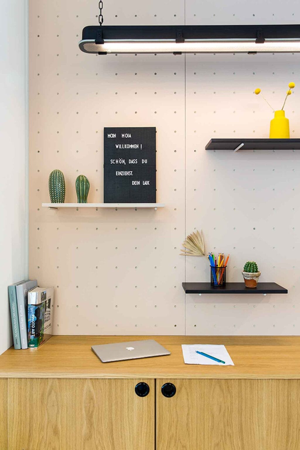 Projekt: MOIA Office I – Arbeitsplatz an Lochwand mit Regalböden und Holzunterschrank