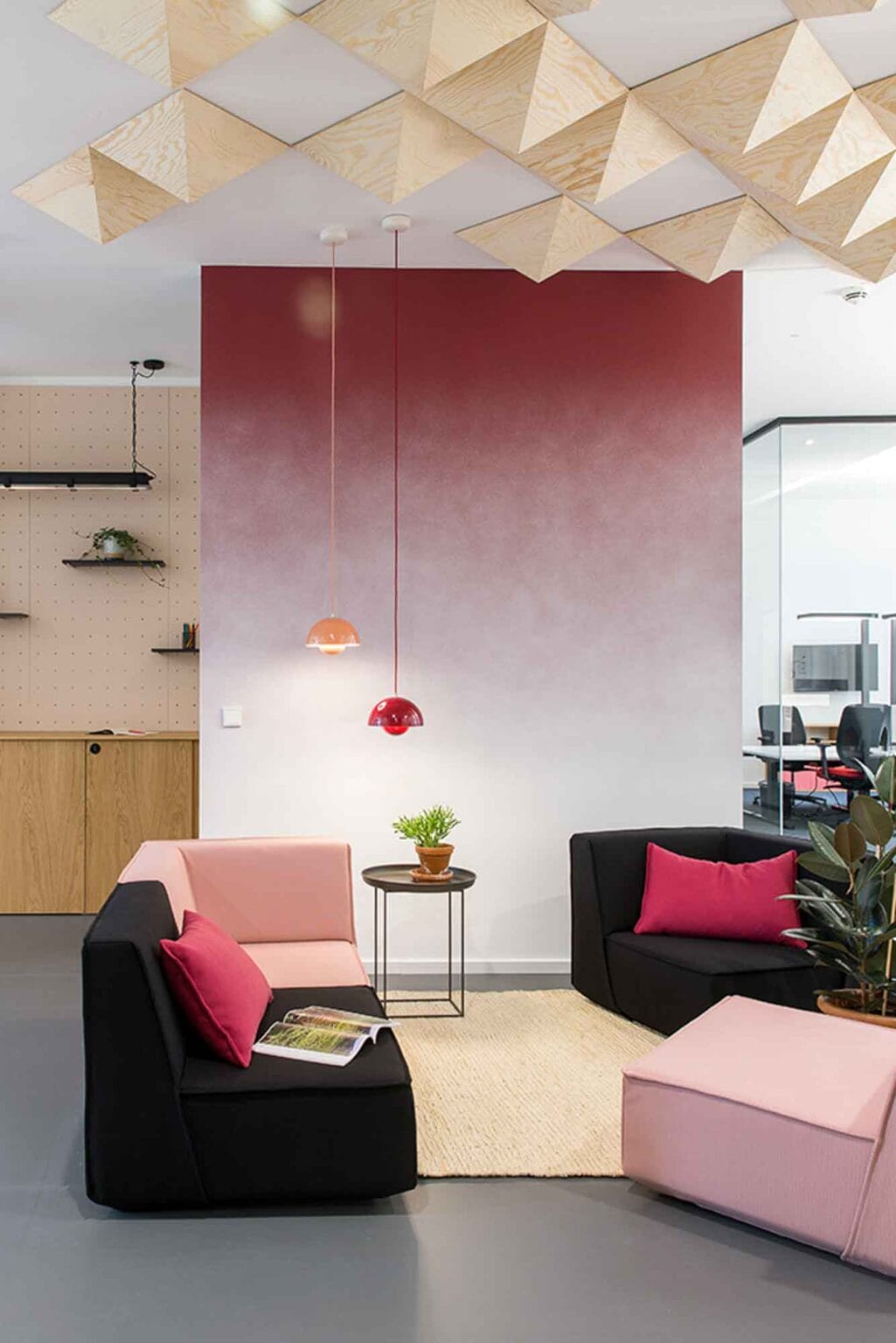 Projekt: MOIA Office I – Loungeecke mit Sesseln vor roter Wand unter Holz-Deckenelementen