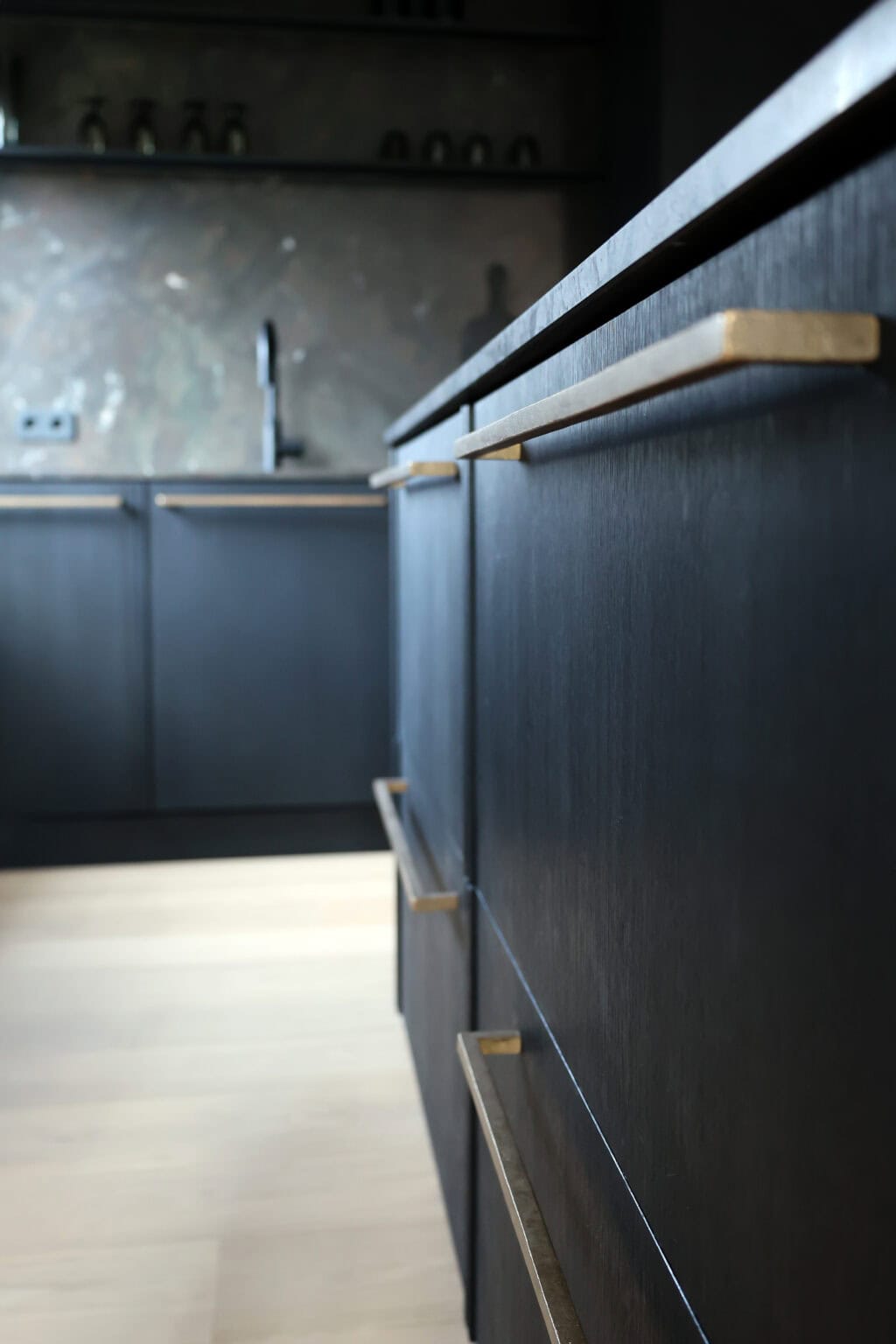 Küche: Black Kitchen – Detail: schwarze Fronten mit Metallgriffleisten