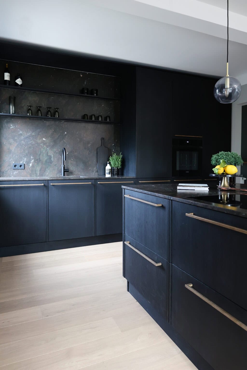 Küche: Black Kitchen – schwarze Kochinsel mit Schubladen vor der Küchenzeile