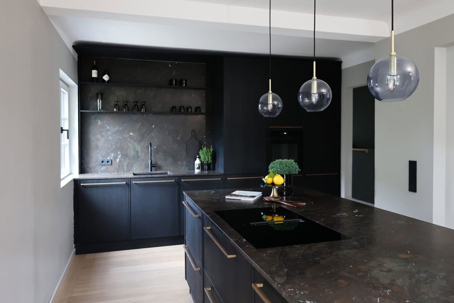 Küche: Black Kitchen – schwarze Küche mit Kochinsel und drei Glaspendelleuchten