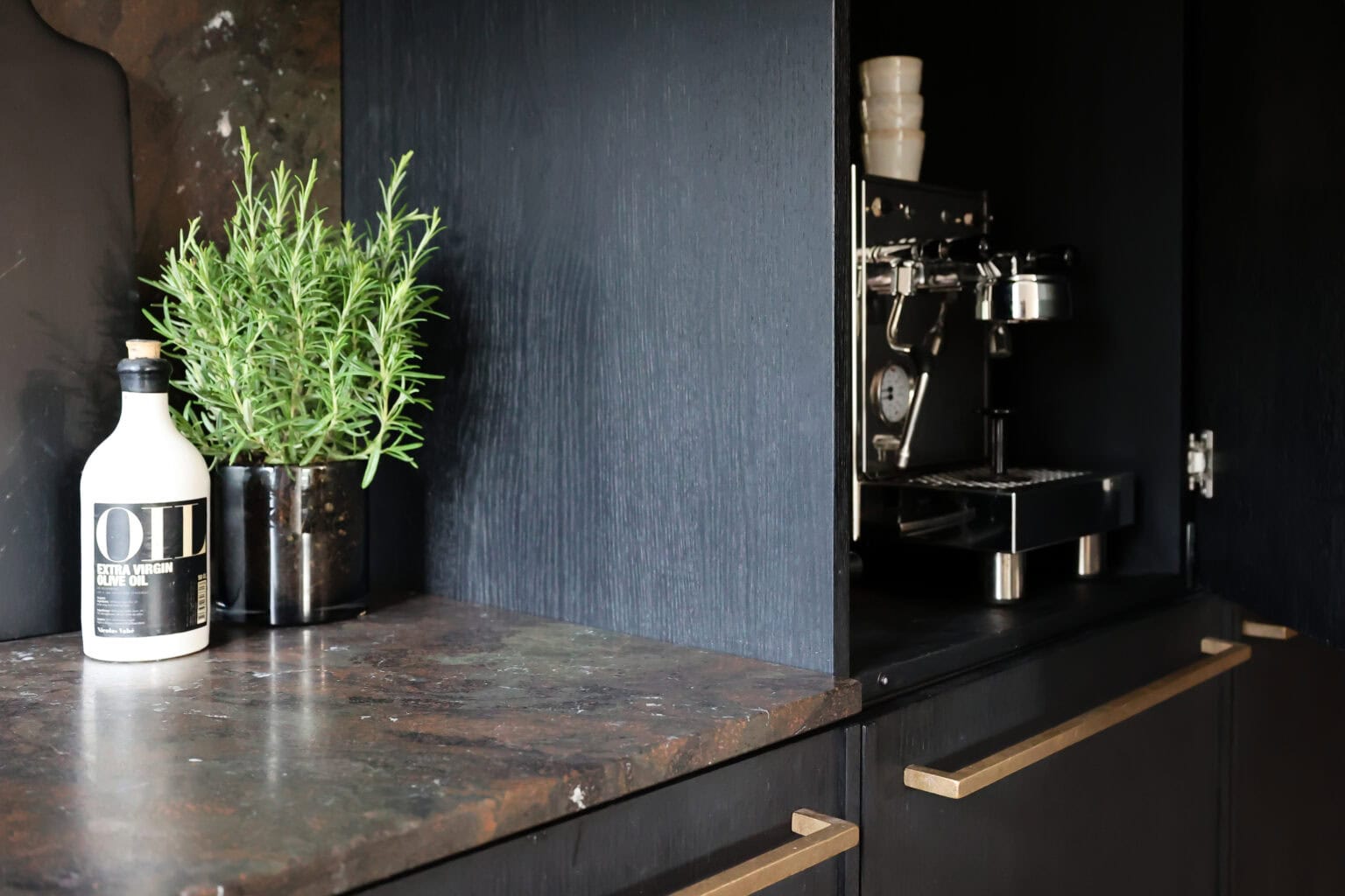 Küche: Black Kitchen – Nische mit Kaffeemaschine im schwarzen Hochschrank