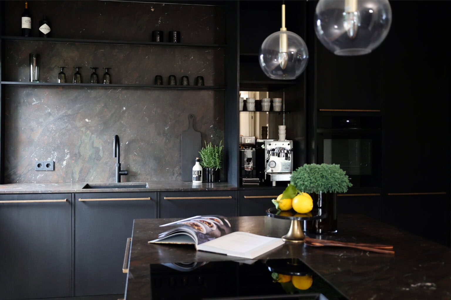 Küche: Black Kitchen – Küchenzeile mit offenem Wandregal und Kaffeenische