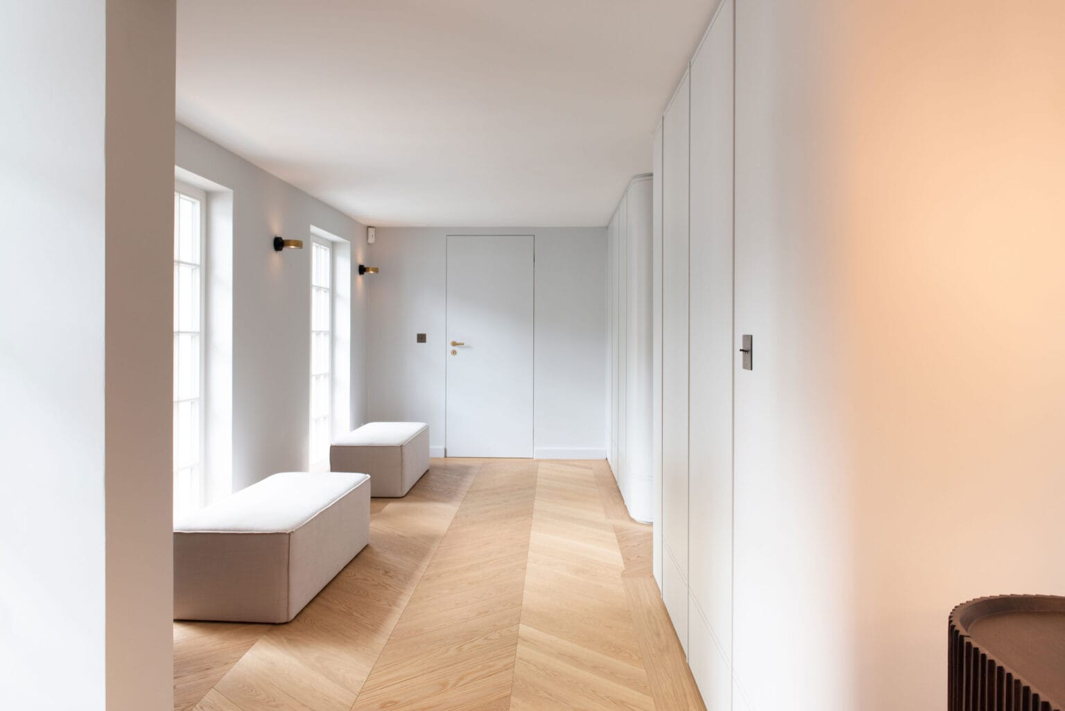 Projekt: Modern Living – Flur mit Einbauschränken und Sitzbänken am Fenster