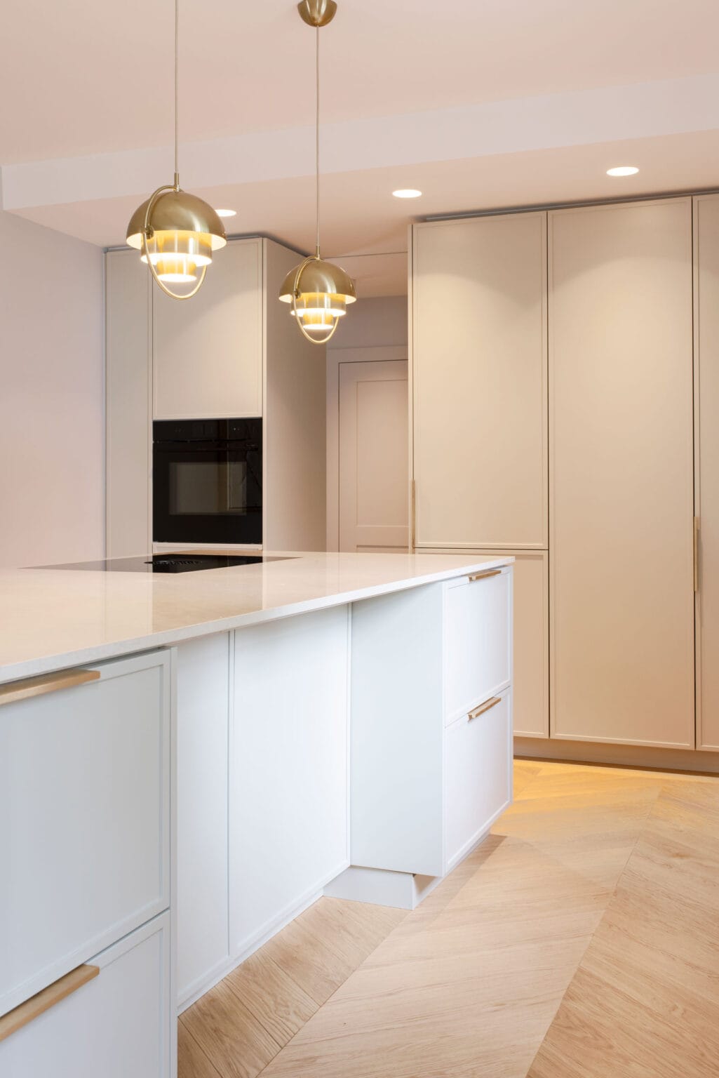 Projekt: Modern Living – helle Kochinsel vor Hochschränken mit Einbaubackofen