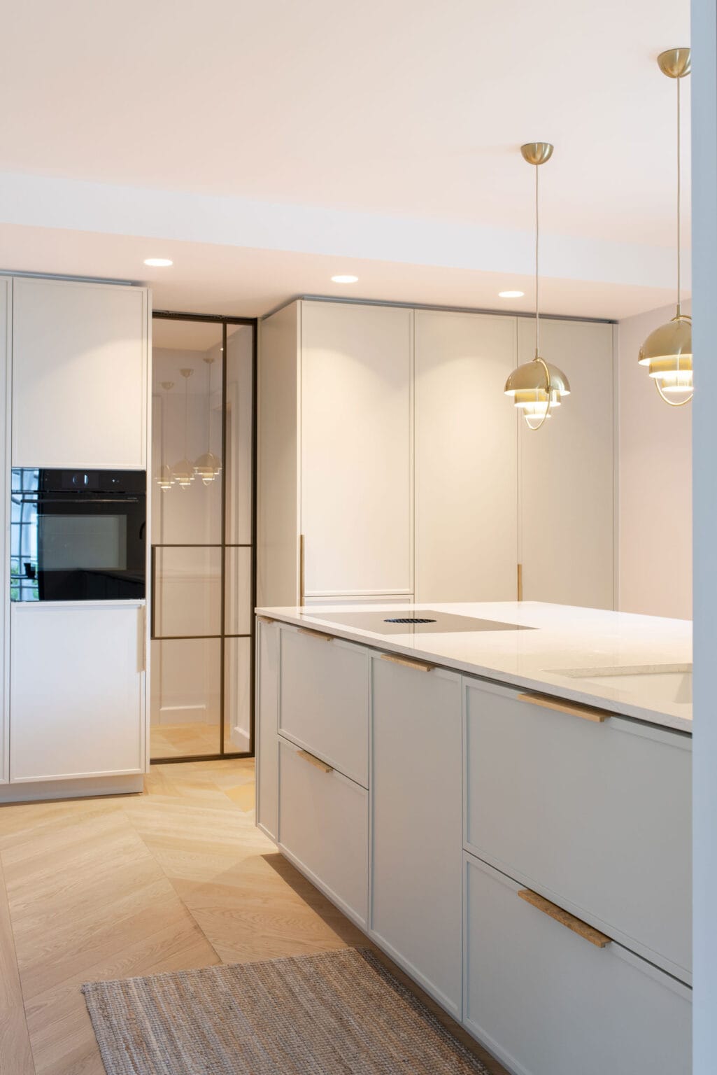 Projekt: Modern Living – helle Küche mit Kochinsel und Hochschränken