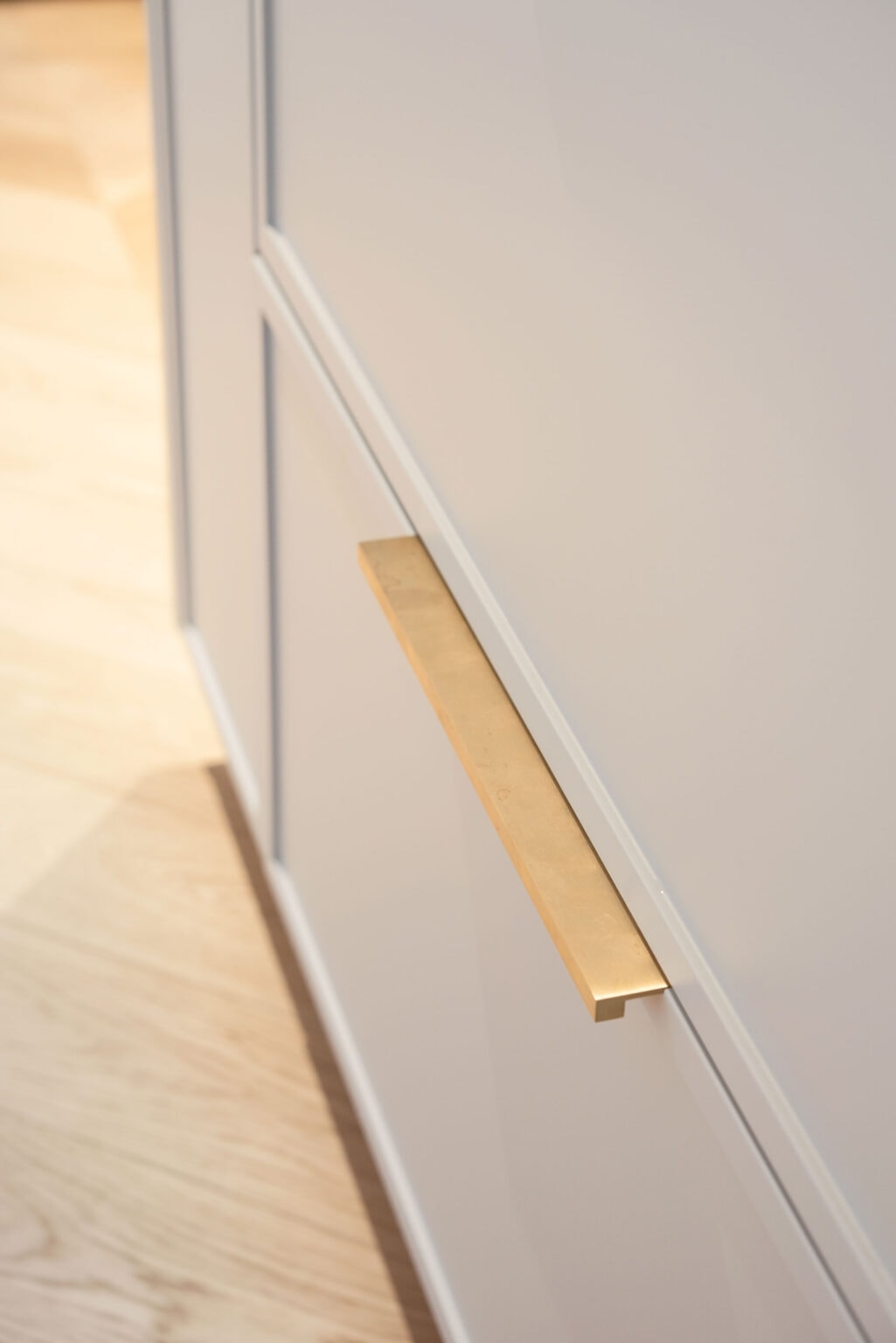 Küche mit Biancone-Marmor – Detail: Holzgriffleiste an heller Schublade