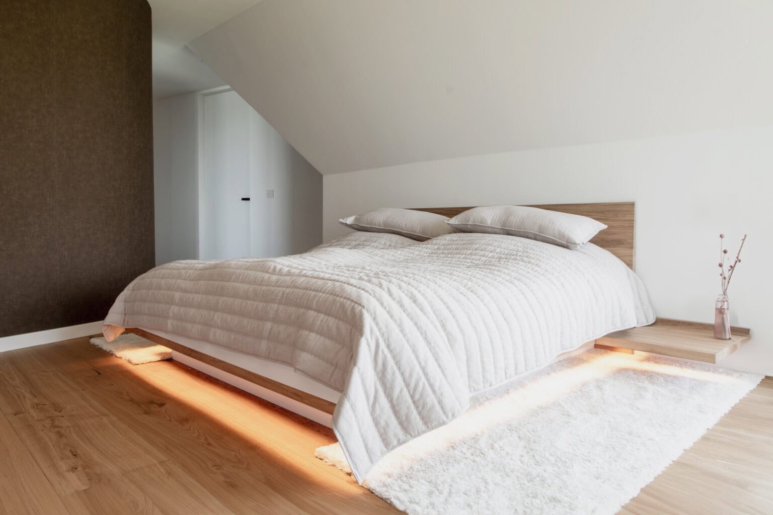 Projekt: Exklusives Wohnen an der Schlei – schwebendes Bett mit Lichtleiste unter der Dachschräge