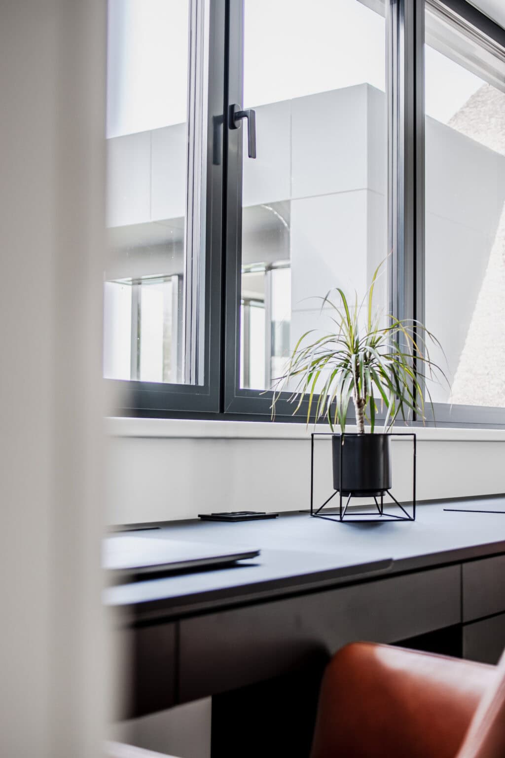 Projekt: Exklusives Wohnen an der Schlei – Detail: Schreibtisch am Fenster mit Pflanze