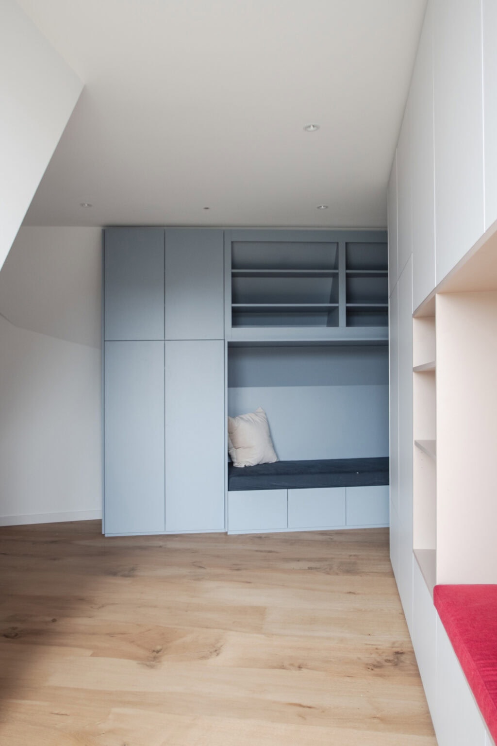 Kinderzimmer für kleine Gäste – Kinderzimmer mit Einbauschrank und Sitznische unter der Dachschräge