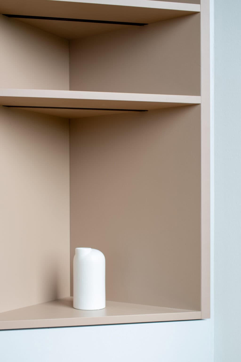 Kinderzimmer für kleine Gäste – Detail: offenes Eckregal mit Dekoration