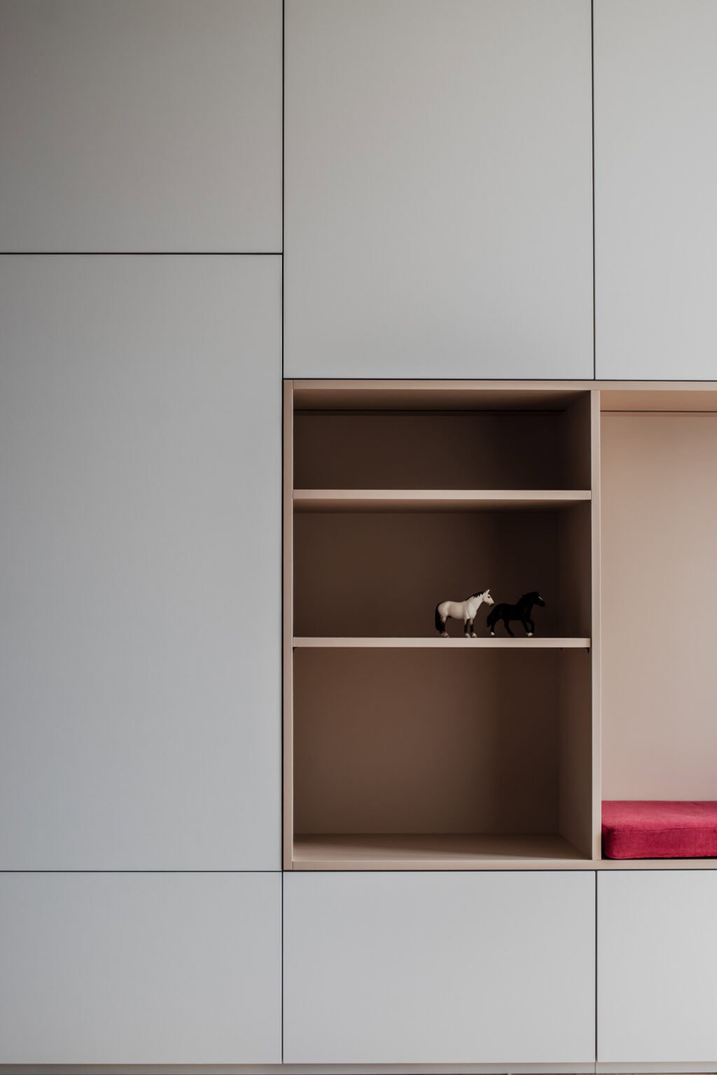 Kinderzimmer für kleine Gäste – Detail: offene Regalfächer mit Spielzeugpferd