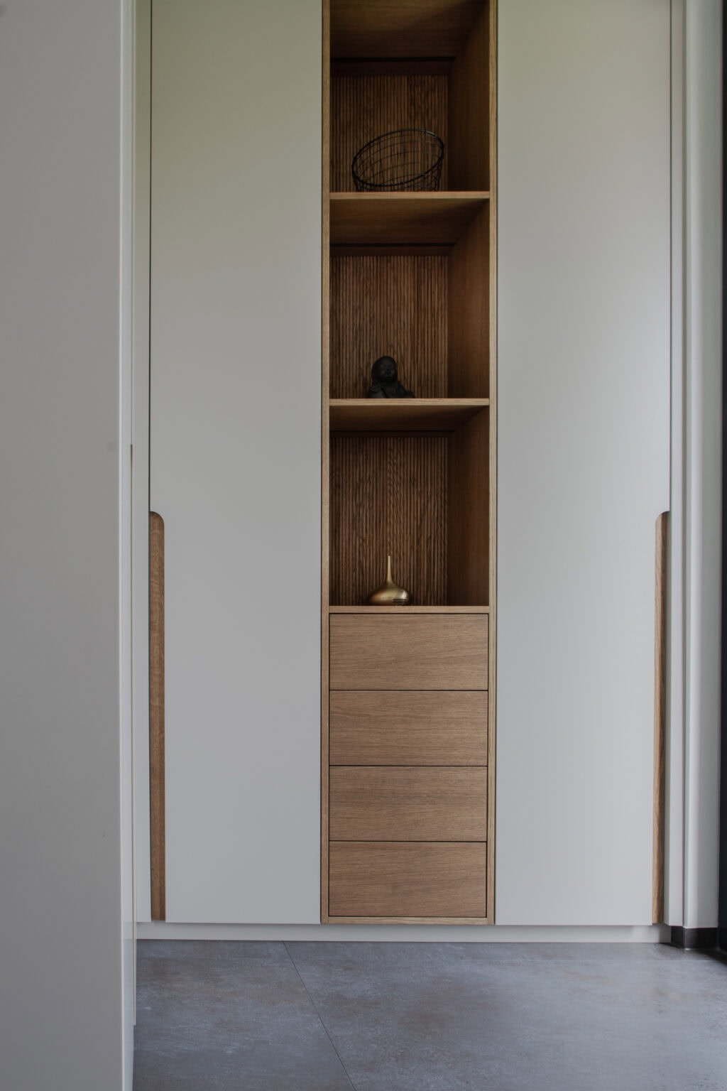 Elegantes Ankleidezimmer – Schrankwand mit Holznische, Regalböden und Schubladen