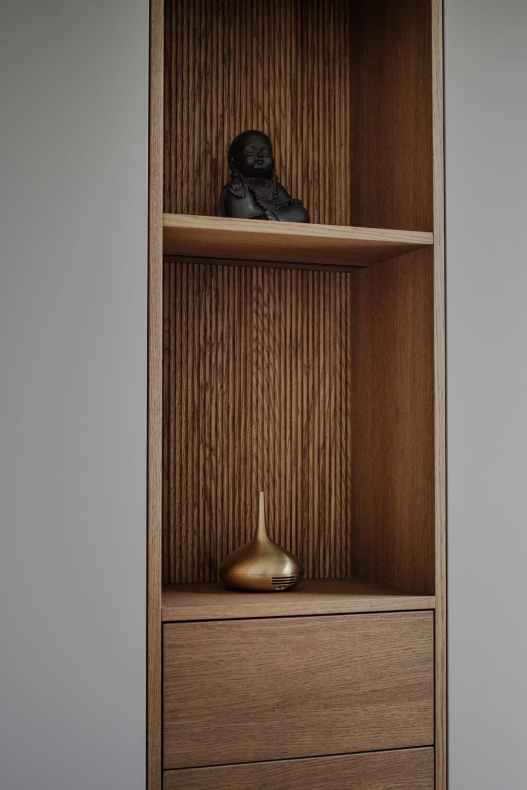 Elegantes Ankleidezimmer – Detail: Holznische mit Rillenrückwand und Dekoration