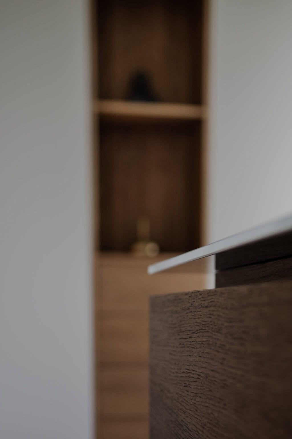 Elegantes Ankleidezimmer – Detail: Holznische und Kommodenkante