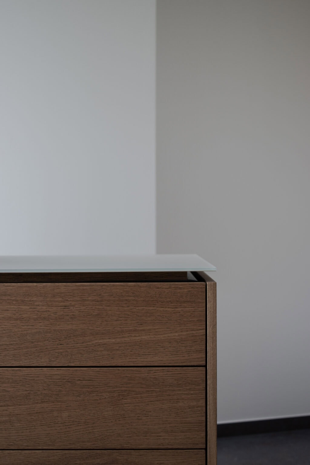 Elegantes Ankleidezimmer – Detail: Schubladen der Holzkommode