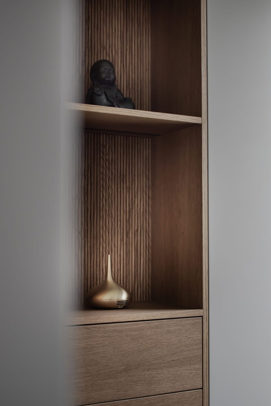 Elegantes Ankleidezimmer – Detail: Holznische mit Regalboden und Schubladen