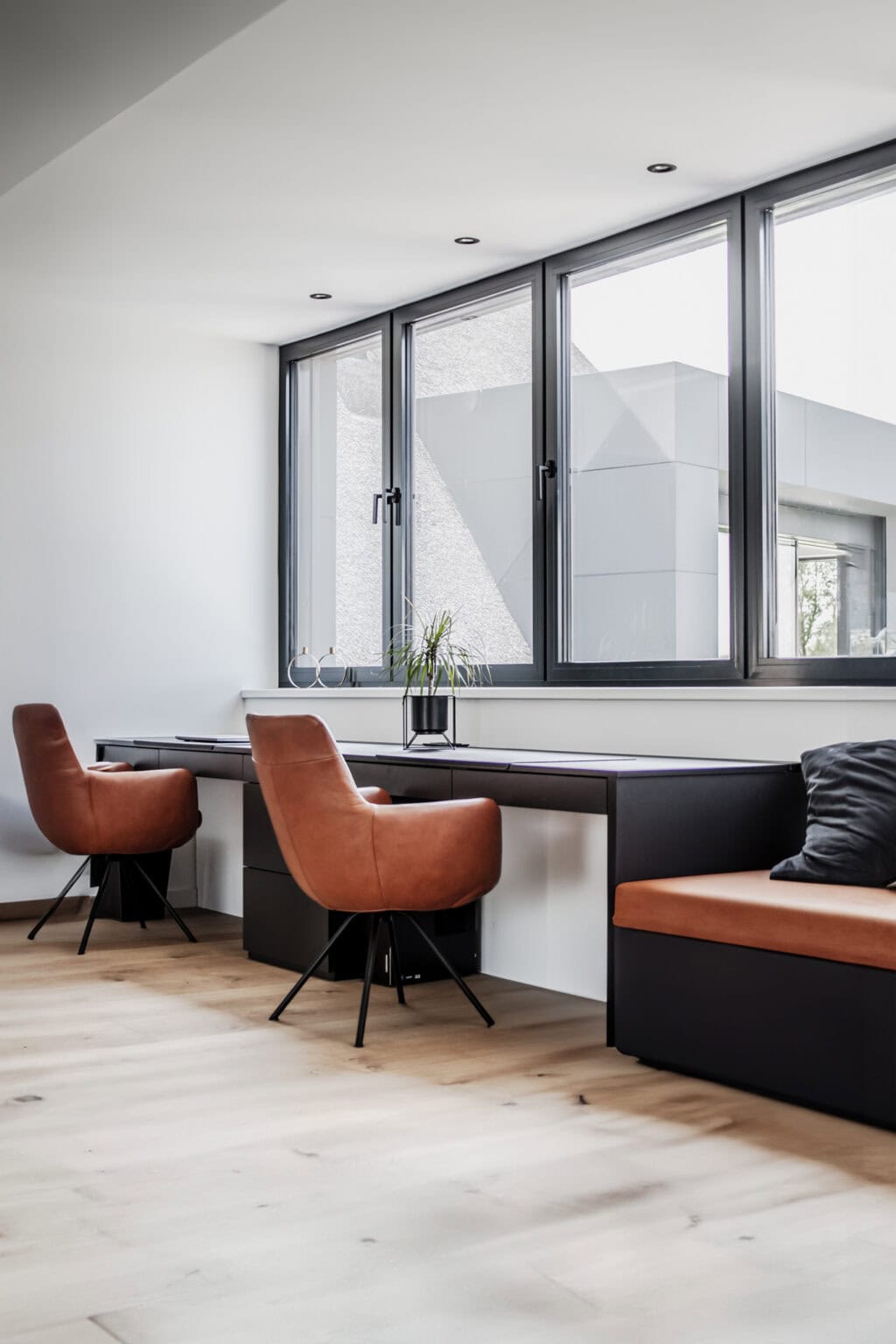 Projekt: Exklusives Wohnen an der Schlei – Arbeitszimmer mit Schreibtisch am Fensterband