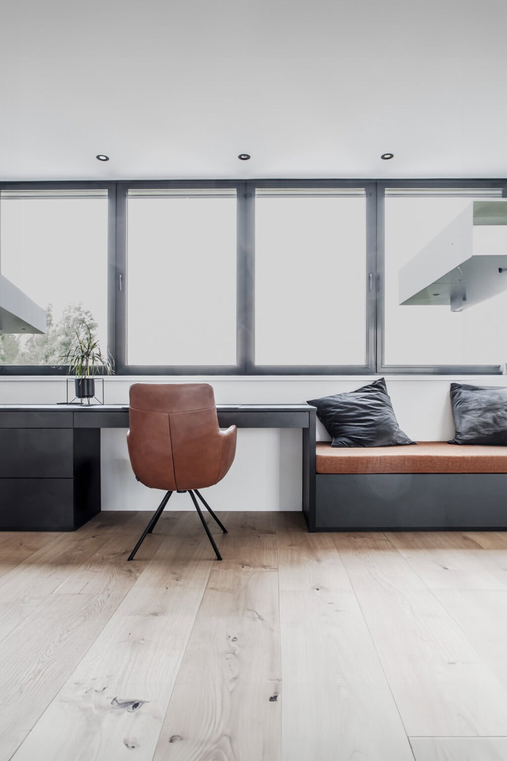 Projekt: Exklusives Wohnen an der Schlei – Schreibtisch und Sitzbank unter dem Fensterband