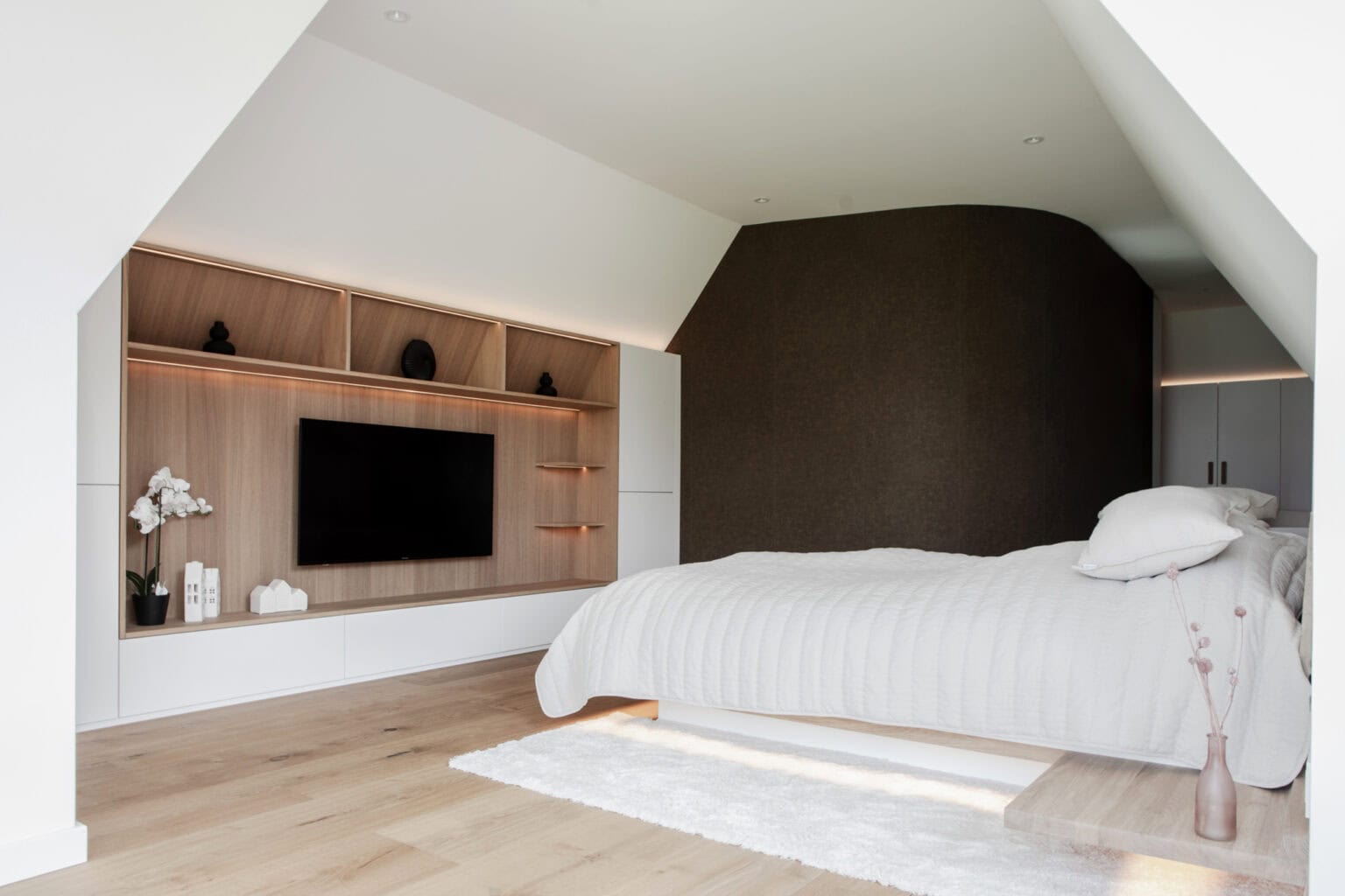 Projekt: Exklusives Wohnen an der Schlei – Schlafzimmer mit Holz-Medienwand unter der Dachschräge