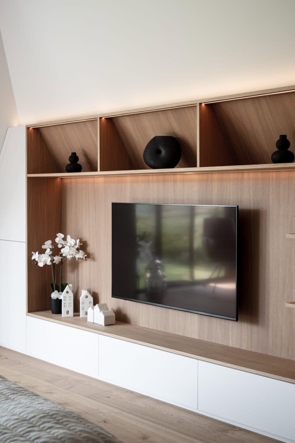 Projekt: Exklusives Wohnen an der Schlei – Medienwand in Holz mit Fernseher und Regalfächern