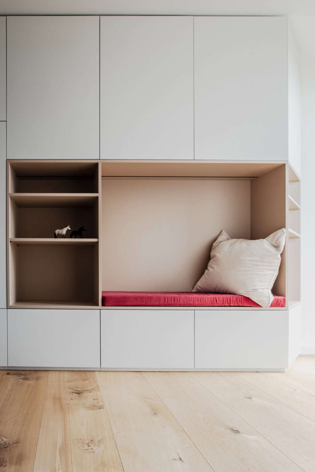 Projekt: Exklusives Wohnen an der Schlei – Einbauschrank mit Sitznische, rotem Polster und offenen Fächern