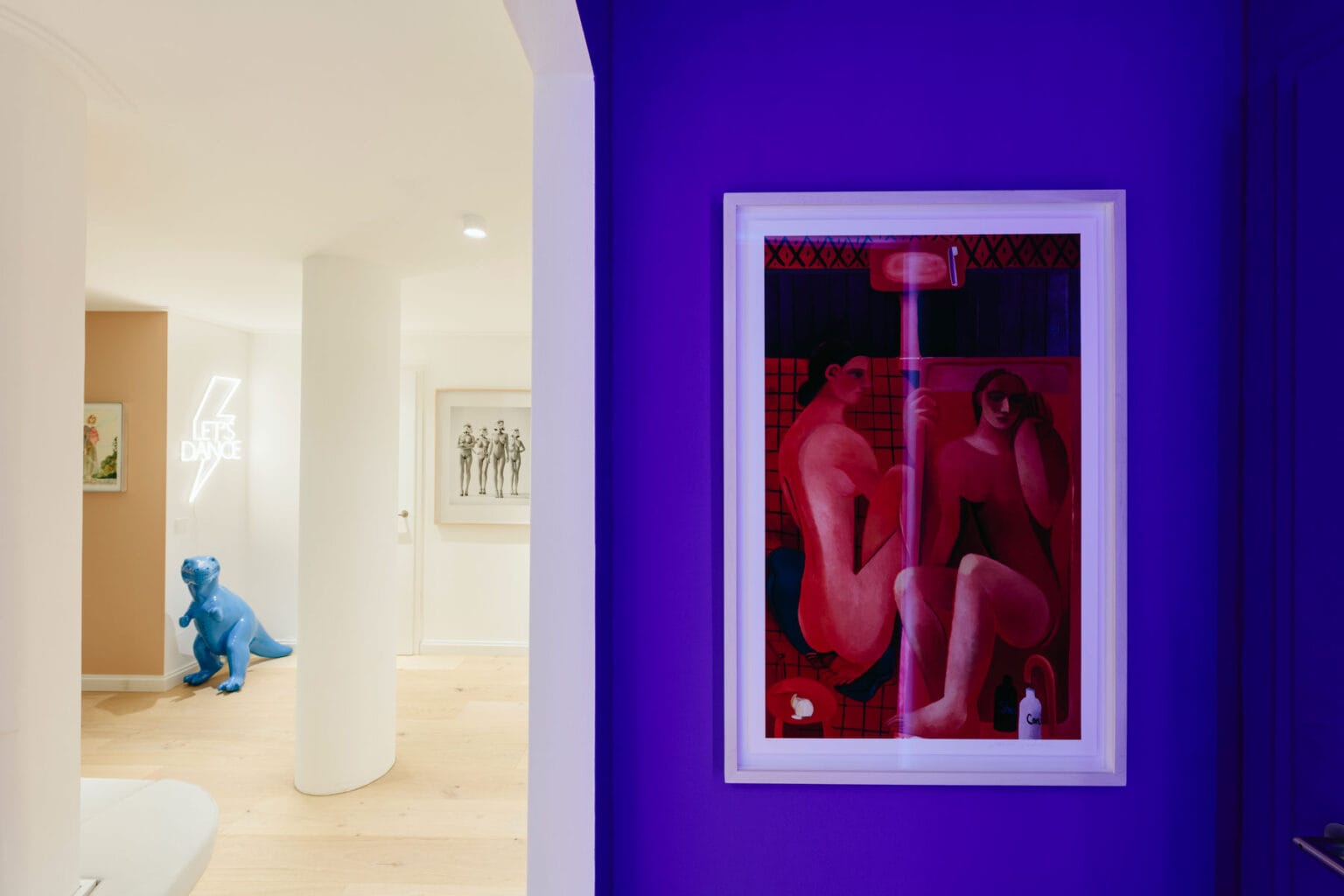 Projekt: Artful Living – Blick in den Flur neben blauer Wand mit Bild