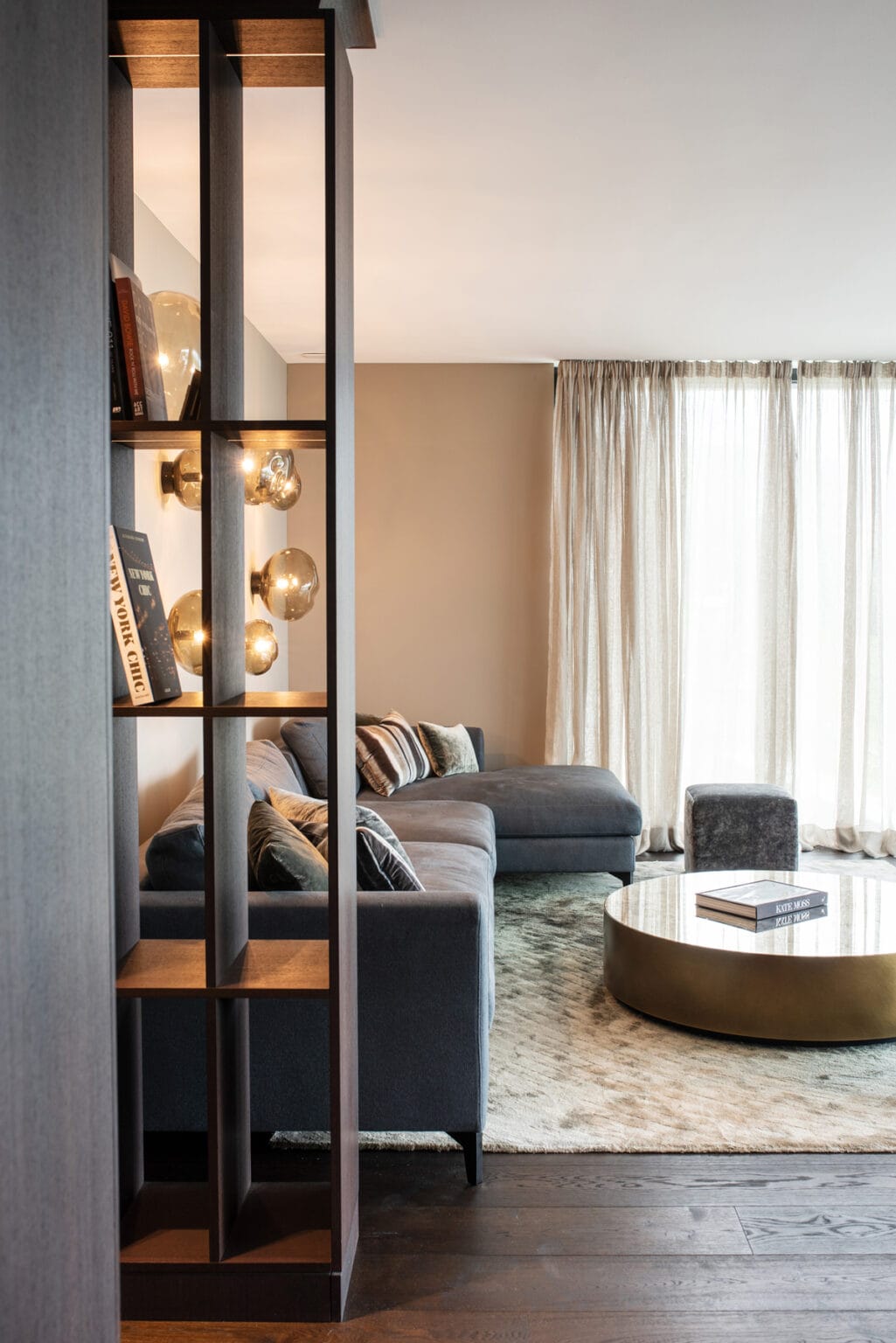 Projekt: Eleganz in Wenge – Raumteiler-Regal in Wenge mit Blick ins Wohnzimmer
