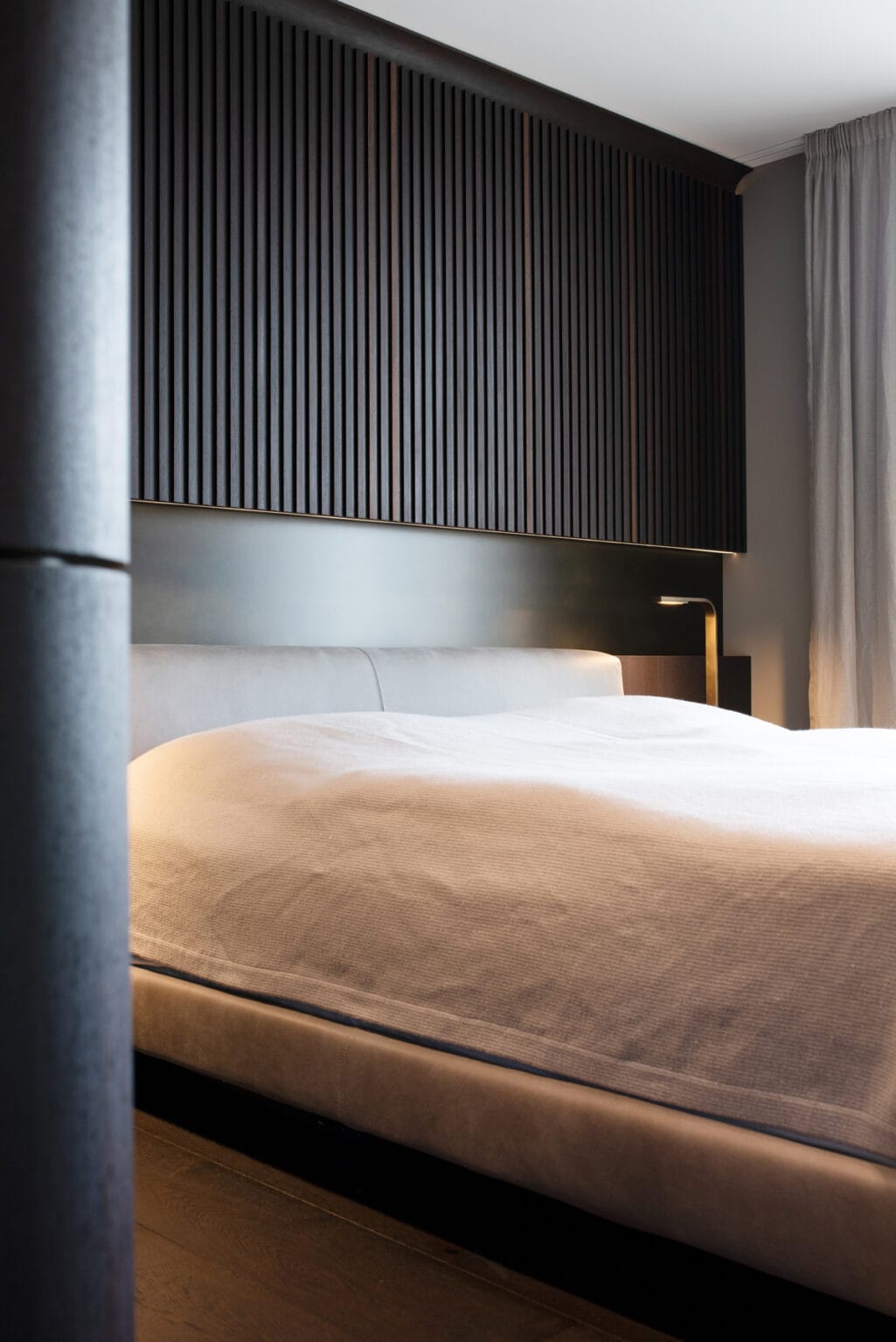 Projekt: Eleganz in Wenge – Bett vor dunkler Rillenwand