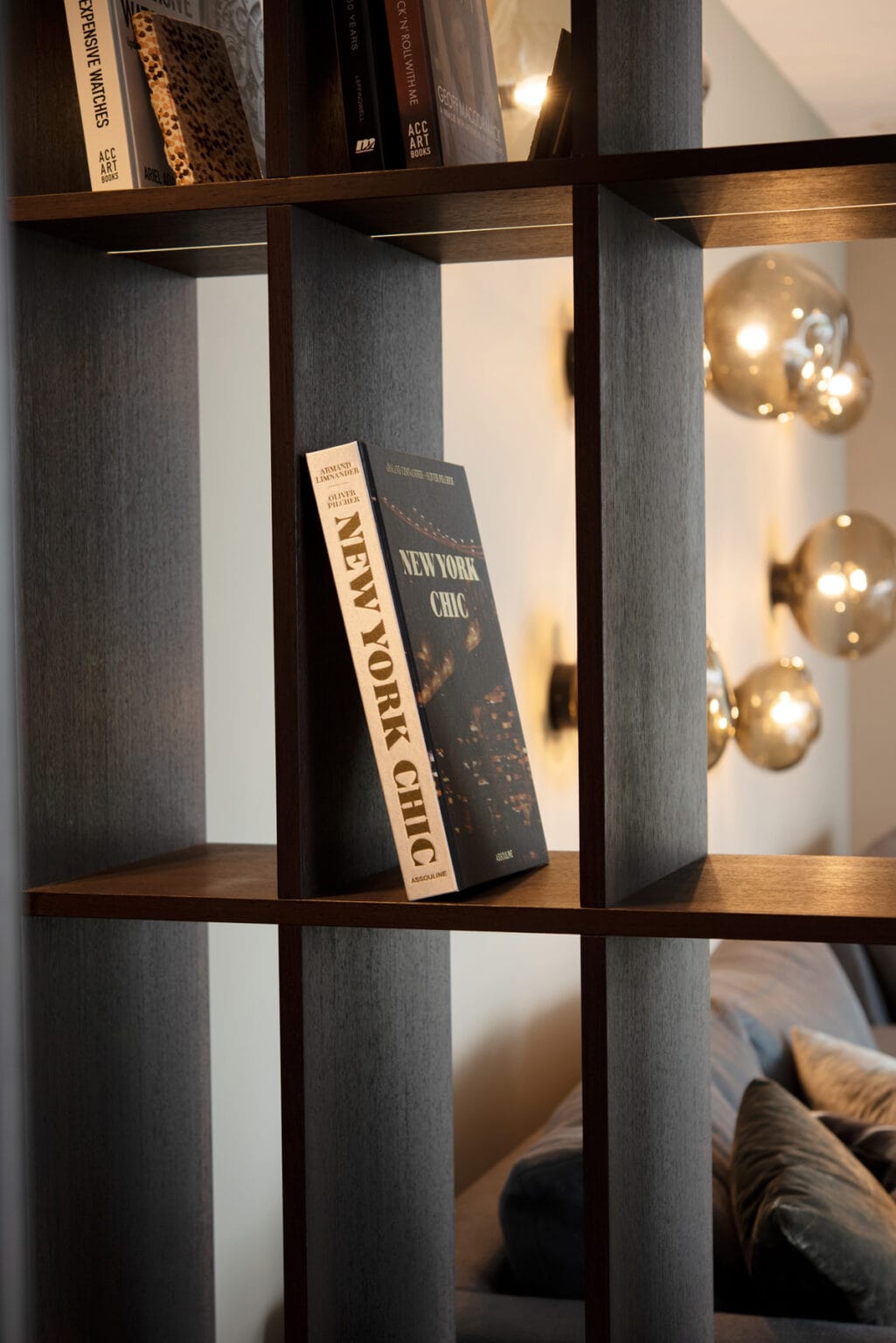 Projekt: Eleganz in Wenge – Detail: Fächer des Wenge-Regals mit Büchern
