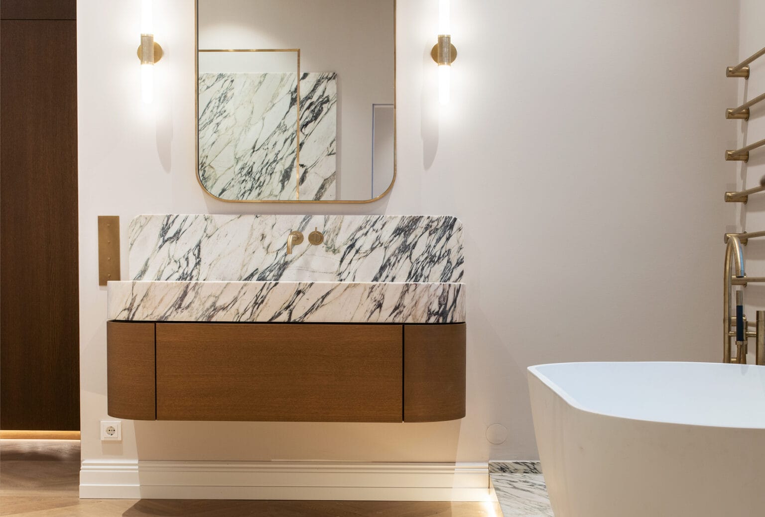 Masterbad mit Eleganz – Waschtisch mit marmorierter Platte und Holzunterschrank