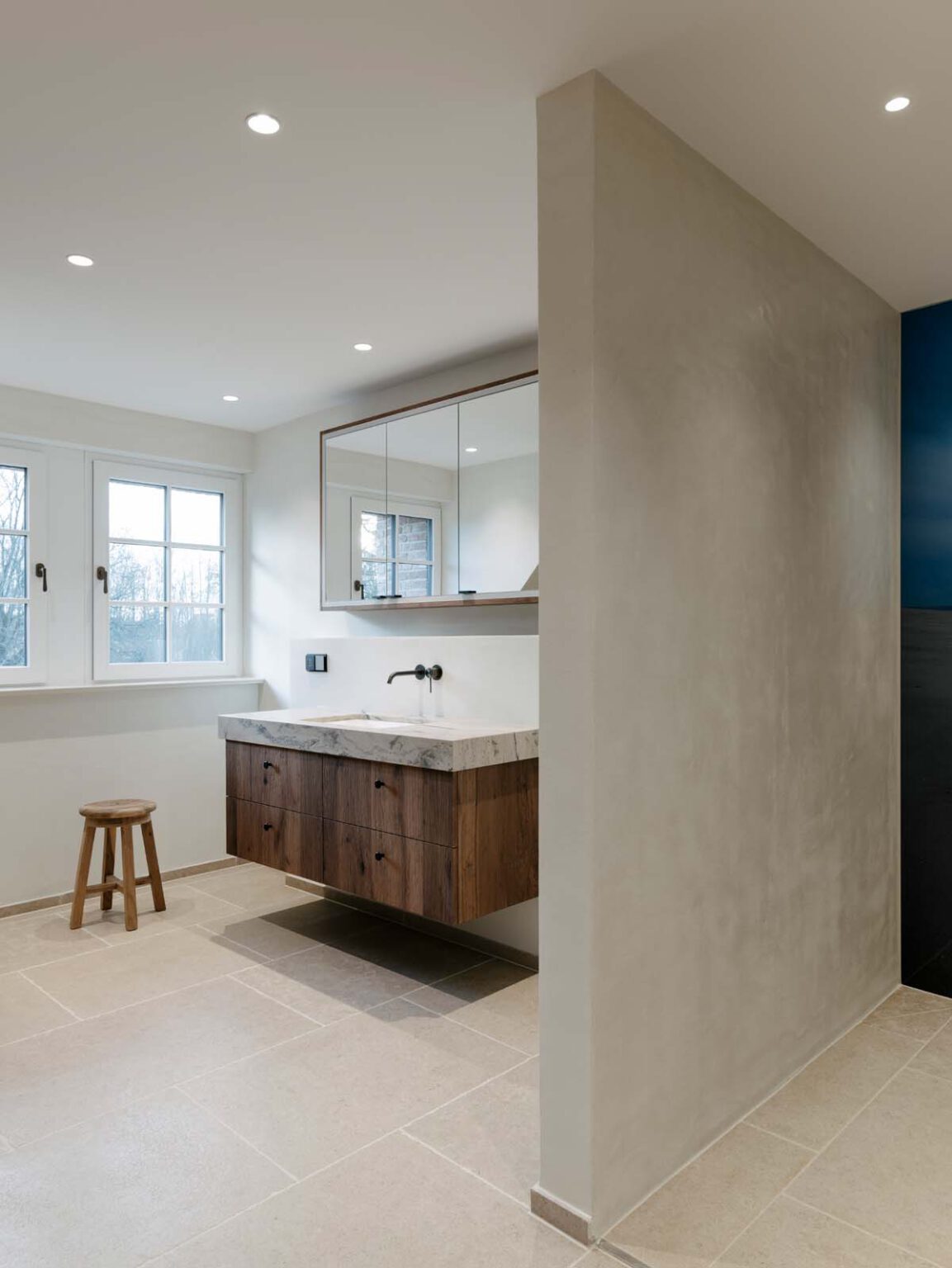 Masterbad mit Sauna – Bad mit Holzwaschtisch, Spiegelschrank und Trennwand