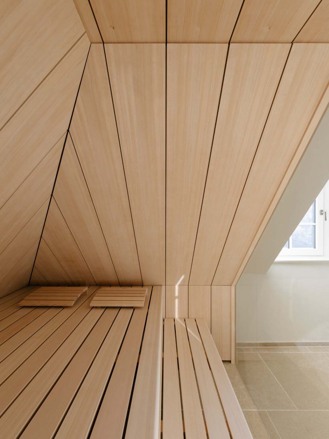 Masterbad mit Sauna – Sauna mit Holzbänken unter der Dachschräge