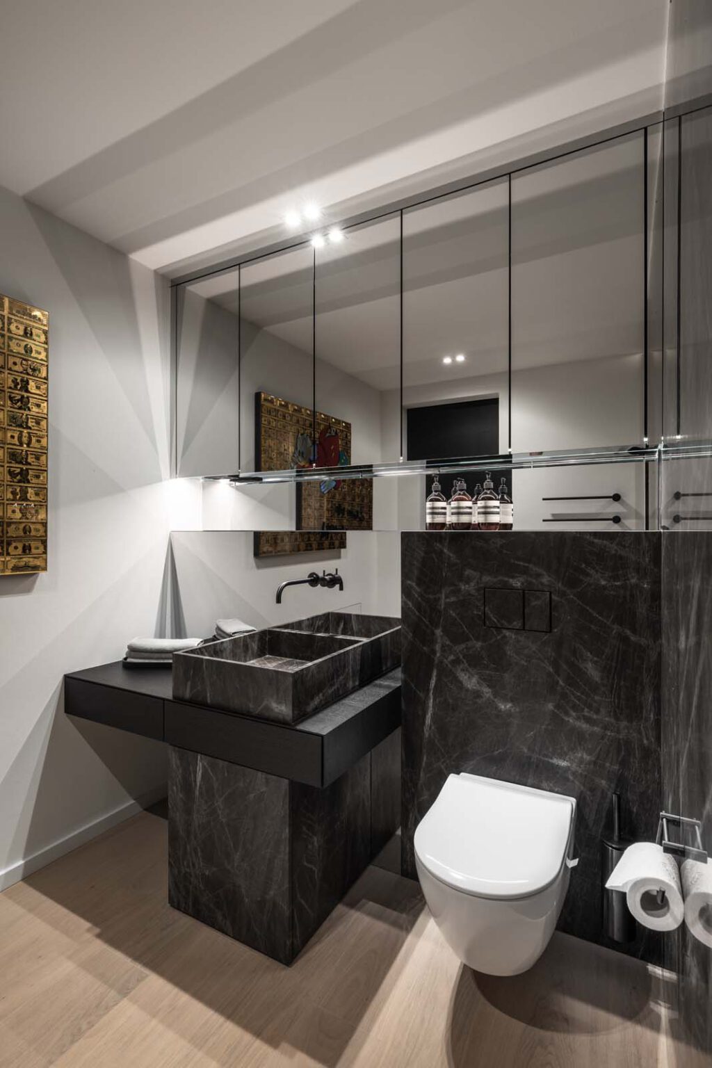 Crafted in Stone Gästebad – Gästebad mit Spiegelschrank, Steinbecken und Wand-WC
