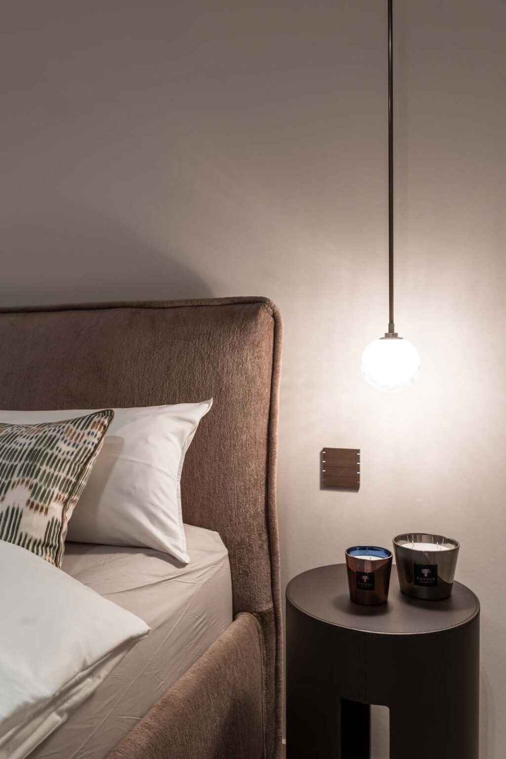Schlafzimmer: Ein Raum, zwei Perspektiven – Detail: Nachttisch und Pendelleuchte am Bett
