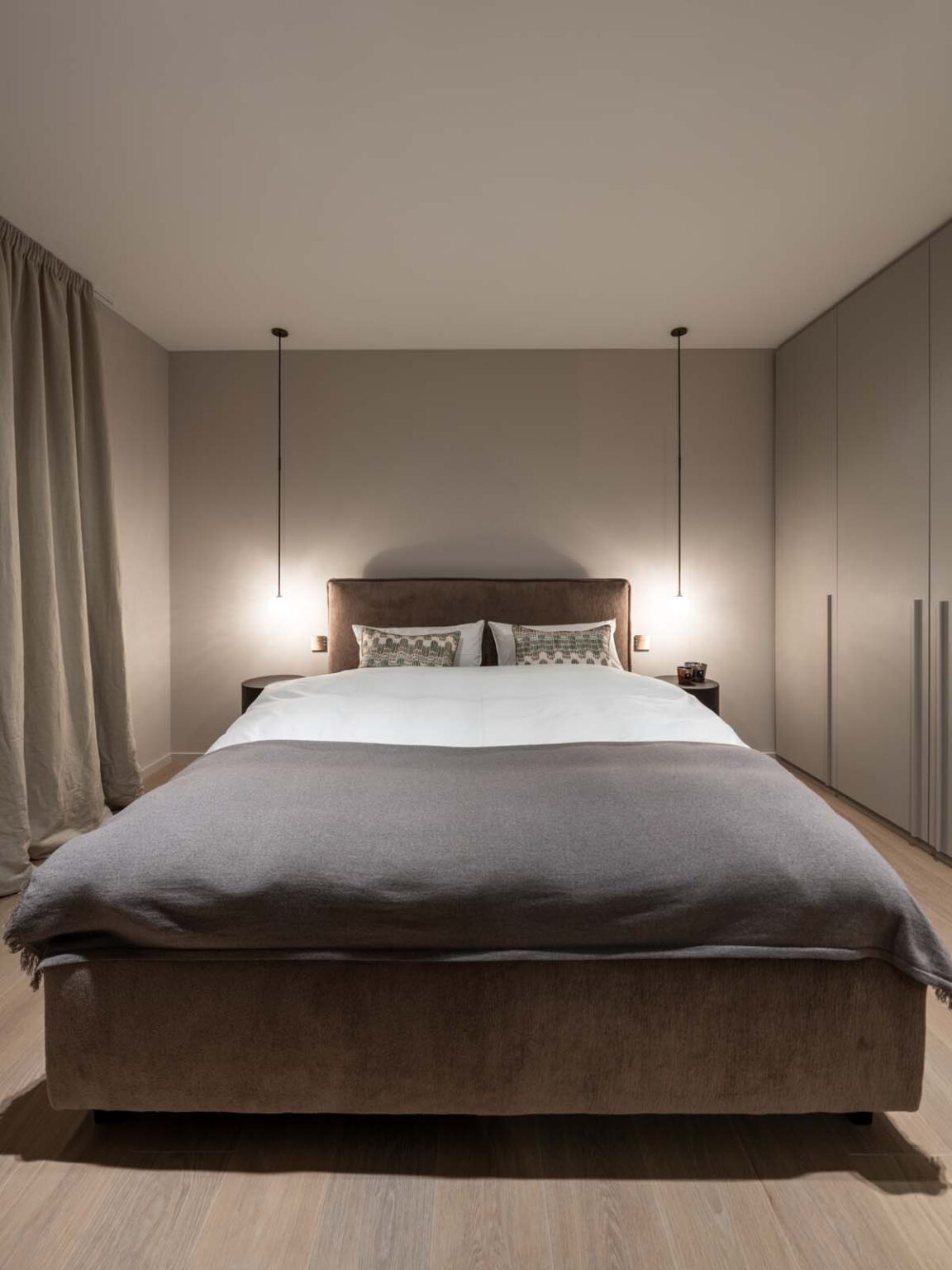 Schlafzimmer: Ein Raum, zwei Perspektiven – Bett mit Pendelleuchten vor der Schrankwand