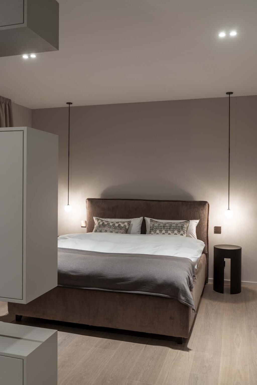 Schlafzimmer: Ein Raum, zwei Perspektiven – Schlafzimmer mit Raumteiler-Schrank und Bett