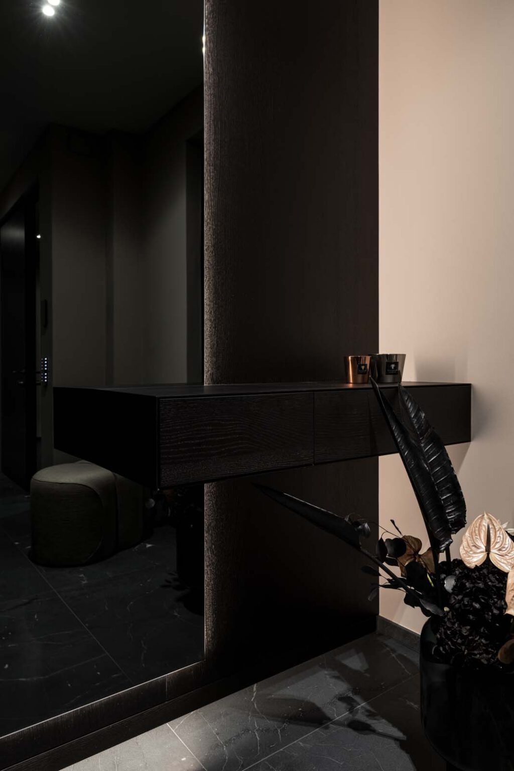 Garderobe: First Impression – schwebendes Wandboard im dunklen Eingangsbereich